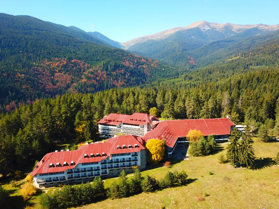 Coliving Semkovo below the forest and high Rila slopes.