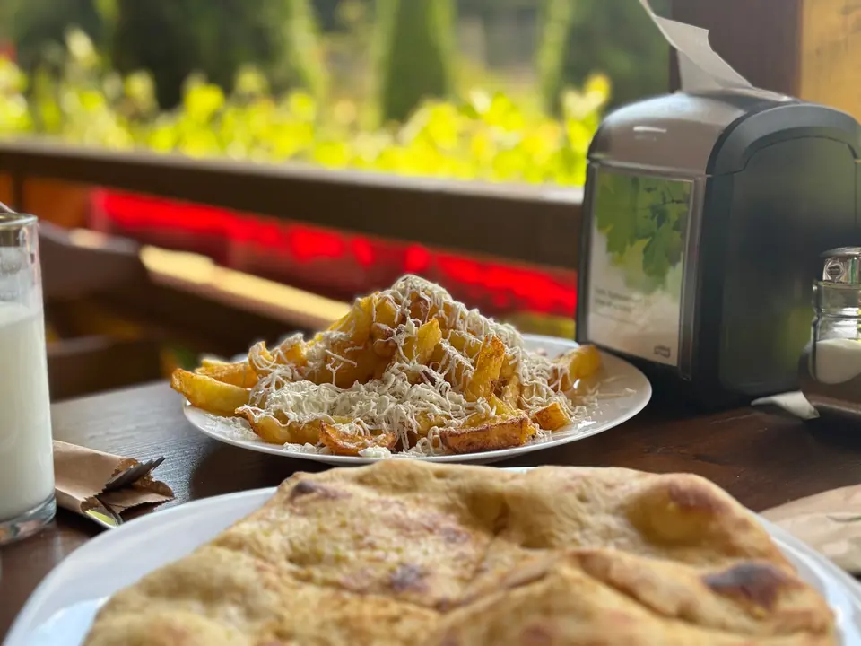 Parlenka and chips with grated white cheese at Hristiana, on the Belitsa road.