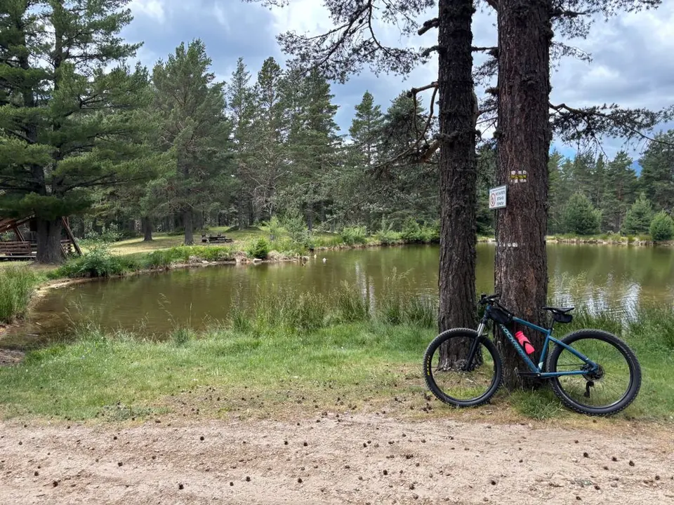 A bicycle beside the pond near Semkovo Hut.