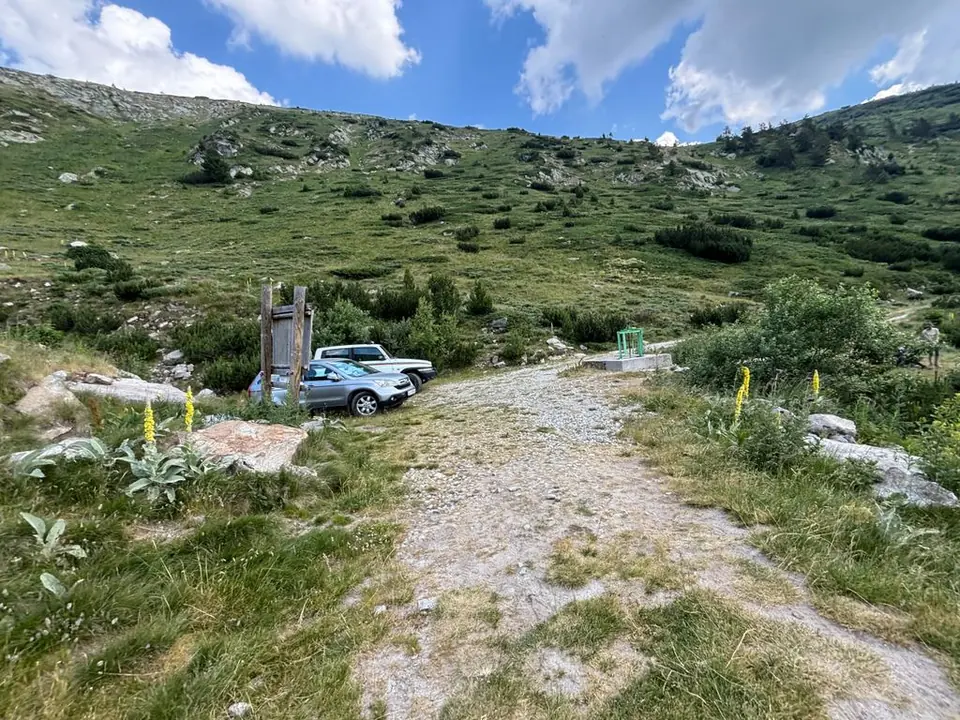 Parking area and the beginning of the final climb below Macedonia Hut.
