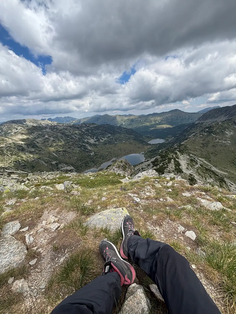 A rest stop above the lake basins on the Kanarata walk.