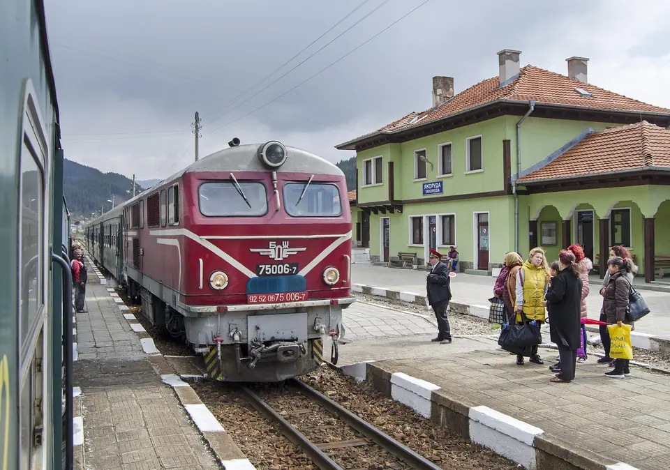 The narrow-gauge train at Yakoruda station.